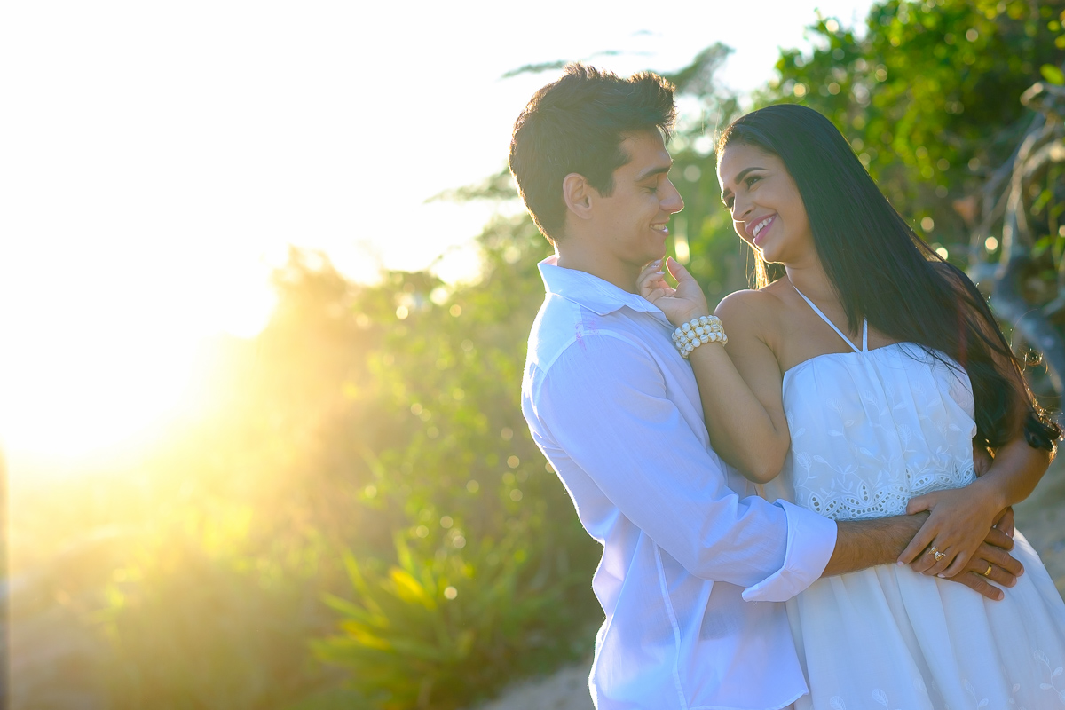 ensaio casal na praia em Guarapari céu azul praia do Morcego Felipe Vieira Fotografo ensaio casal  vestido de branco