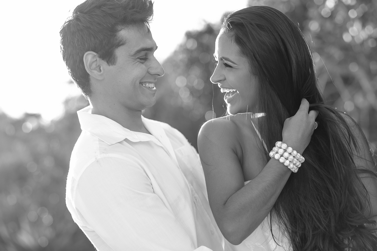 ensaio casal na praia em Guarapari céu azul praia do Morcego Felipe Vieira Fotografo ensaio casal  vestido de branco