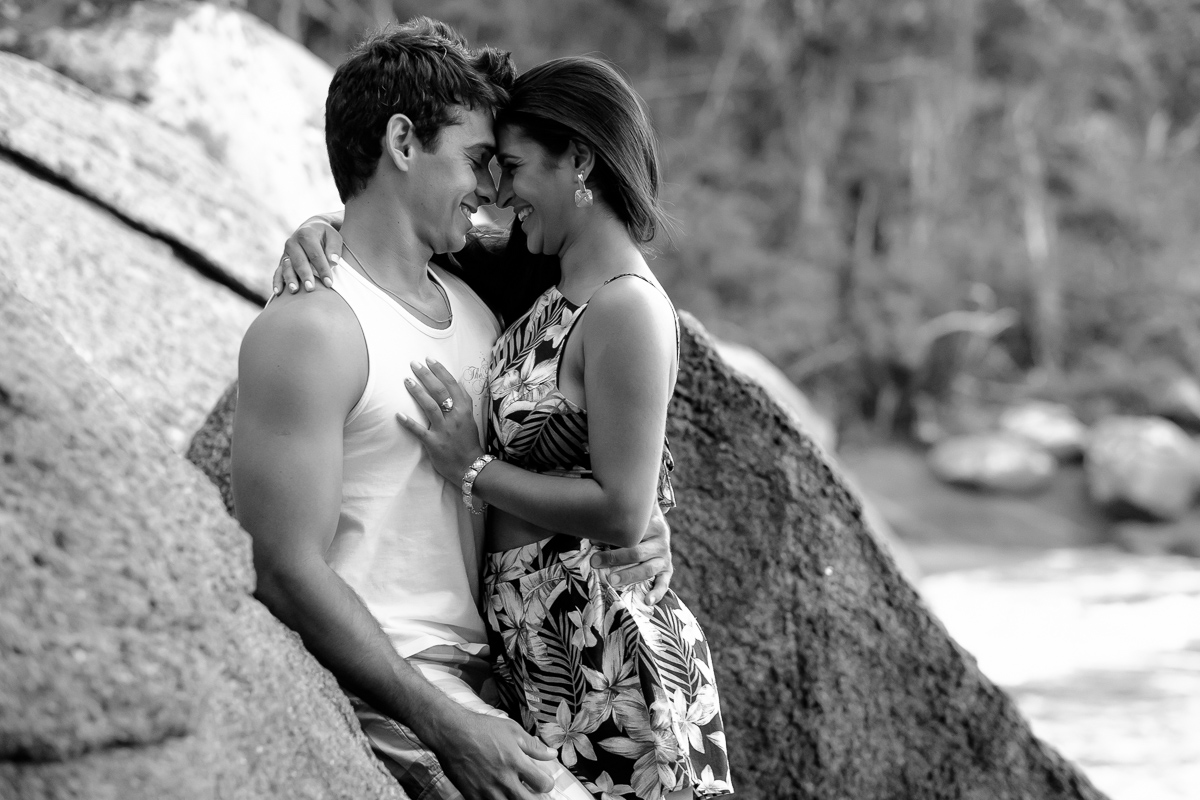 ensaio casal na praia em Guarapari céu azul praia do Morcego Felipe Vieira Fotografo ensaio casal