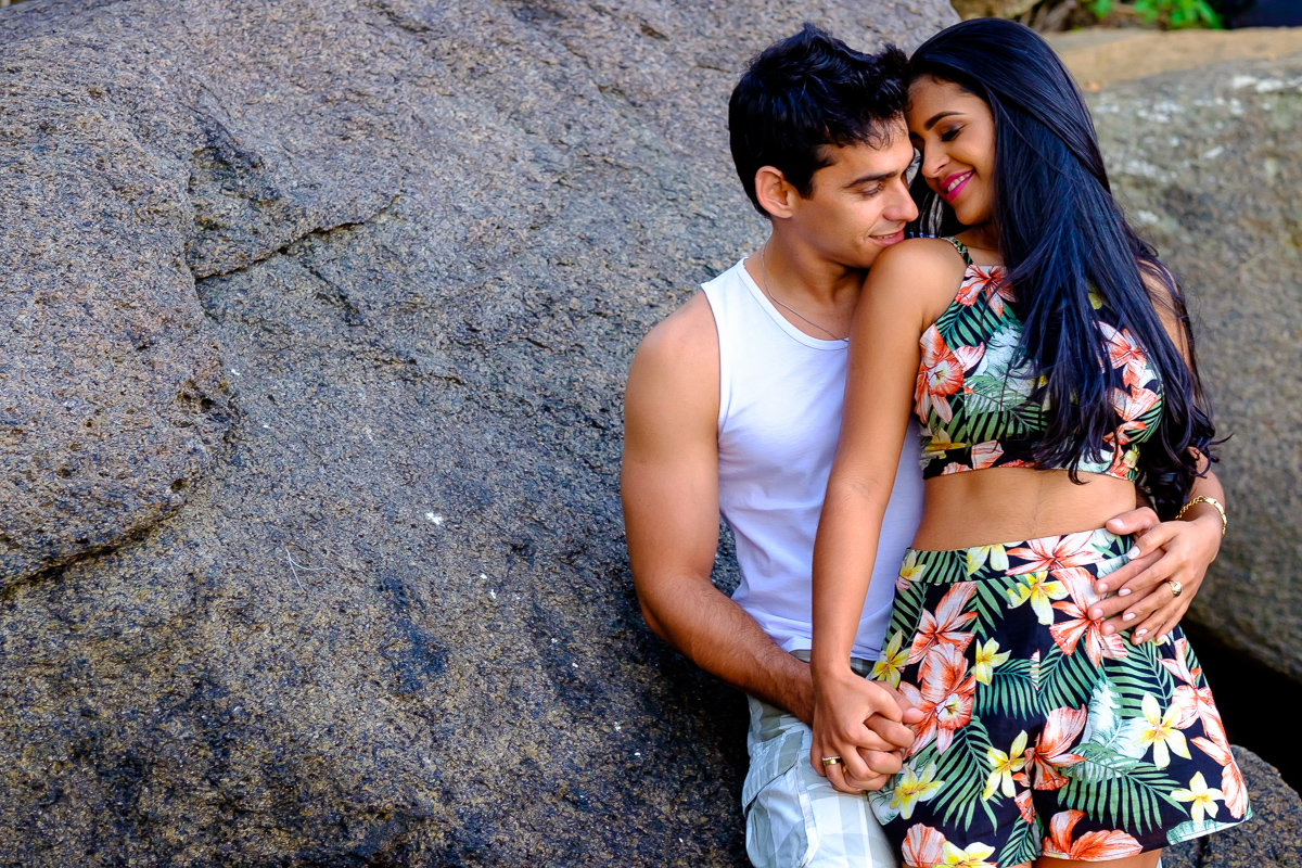 ensaio casal na praia em Guarapari céu azul praia do Morcego Felipe Vieira Fotografo ensaio casal