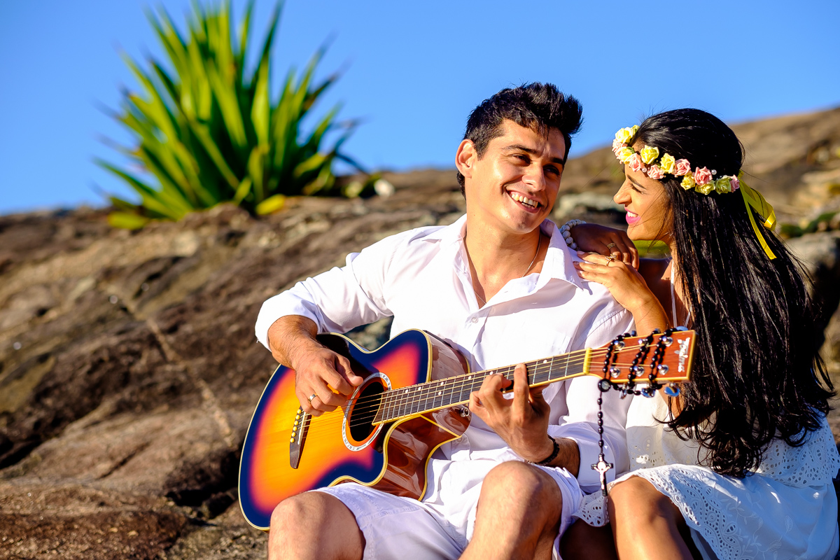 ensaio casal na praia em Guarapari céu azul praia do Morcego Felipe Vieira Fotografo ensaio casal com violão