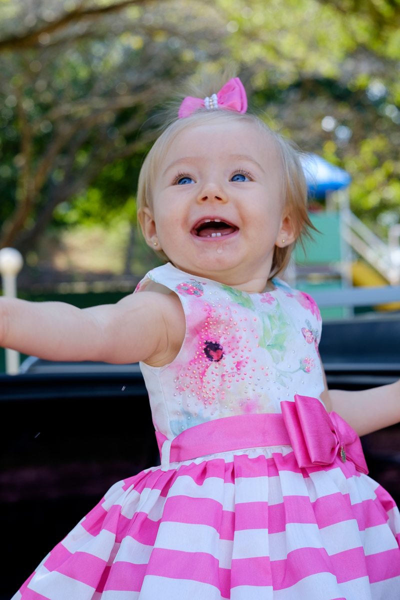 foto de aniversário de 01 ano da Isis feito no Sesc Guarapari Felipe Vieira Fotógrafo de vestido rosa