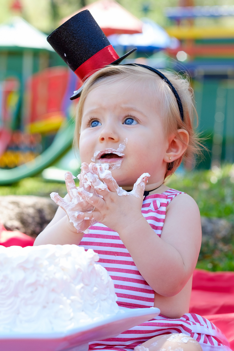 foto de aniversário de 01 ano da Isis vestida mágica feito no Sesc Guarapari Felipe Vieira Fotógrafo
