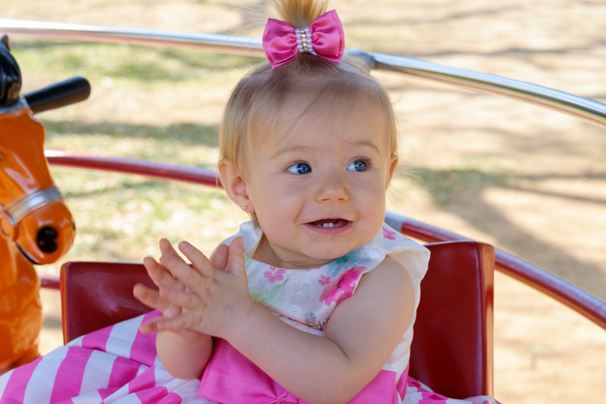 foto de aniversário de 01 ano da Isis feito no Sesc Guarapari Felipe Vieira Fotógrafo de vestido rosa