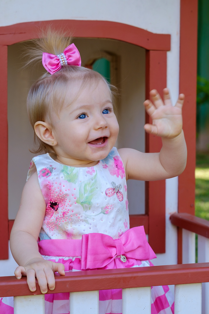 foto de aniversário de 01 ano da Isis feito no Sesc Guarapari Felipe Vieira Fotógrafo de vestido rosa