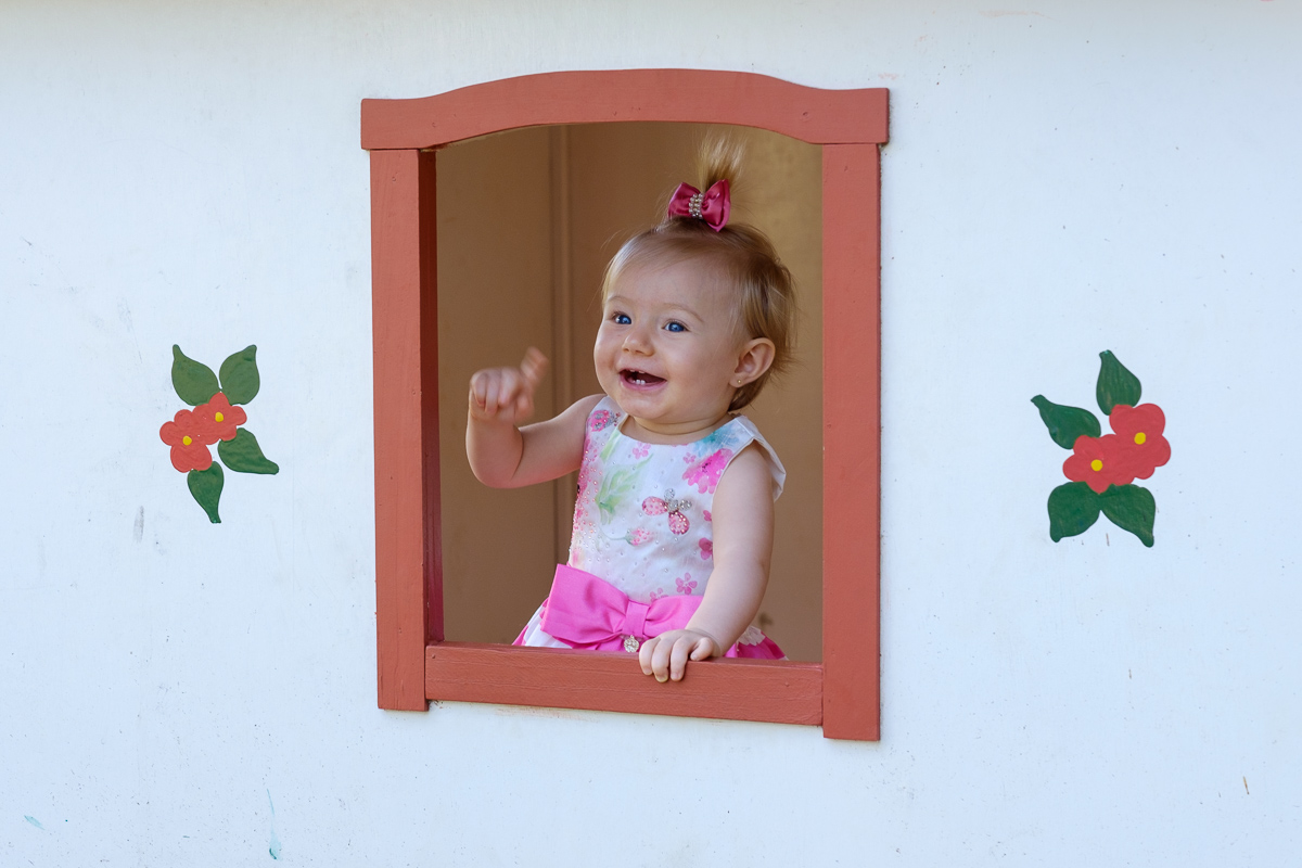 foto de aniversário de 01 ano da Isis feito no Sesc Guarapari Felipe Vieira Fotógrafo de vestido rosa