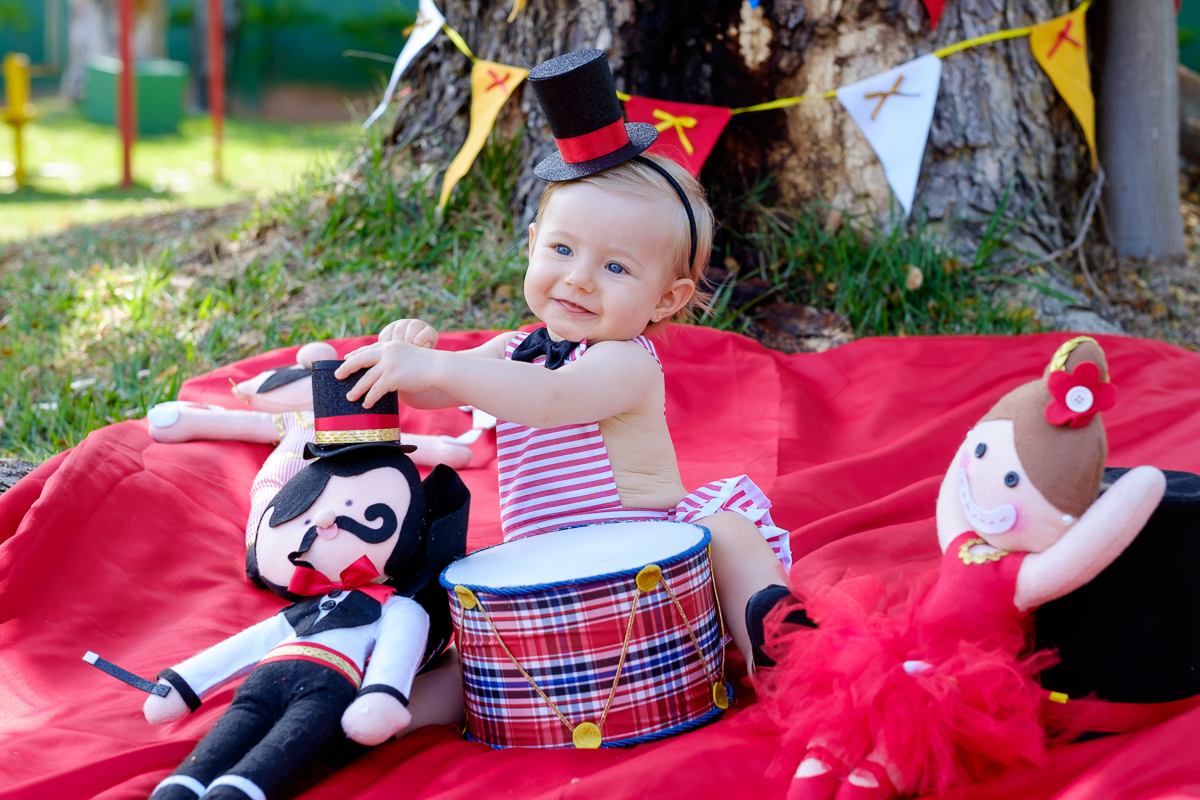 foto de aniversário de 01 ano da Isis vestida mágica feito no Sesc Guarapari Felipe Vieira Fotógrafo