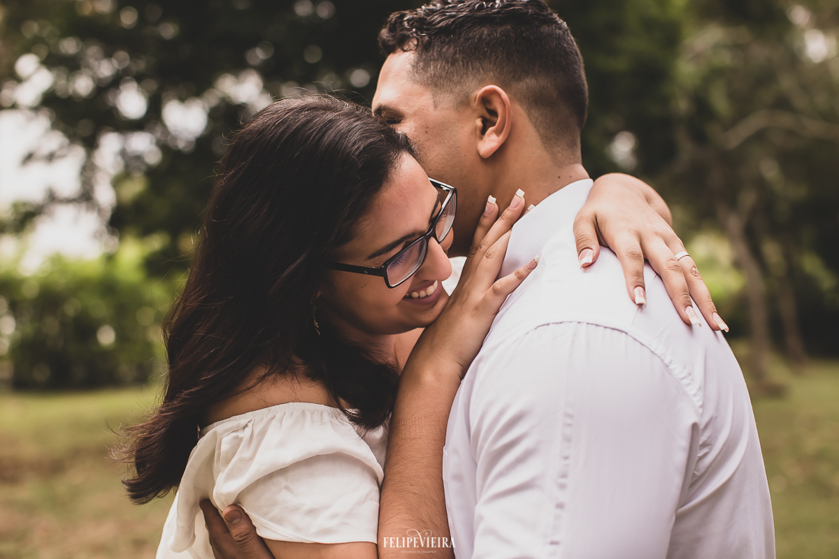 noiva em sessão de fotos pré casamento na praia dos Padres em Guarapari