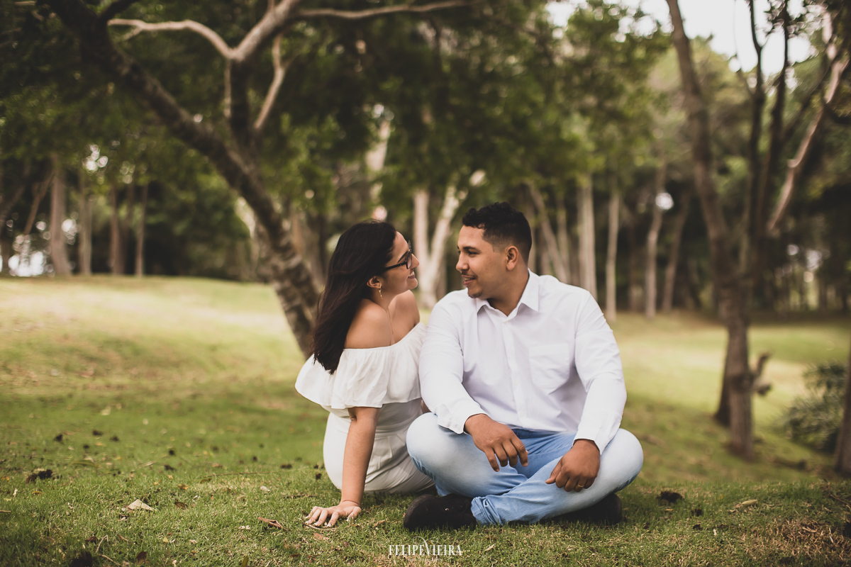 casal sentado em gramado ensaio pré casamento em Guarapari
