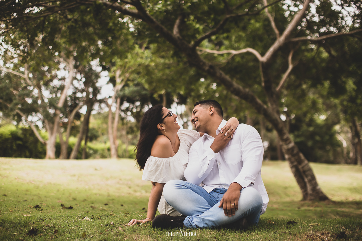 ensaio pré wedding casal sorrindo gramado noivos de branco em Guarapari-ES