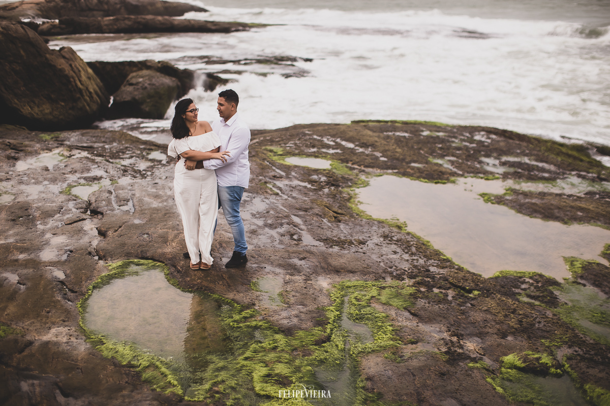 ensaio casal nas pedras em praia em Meaípe-ES 