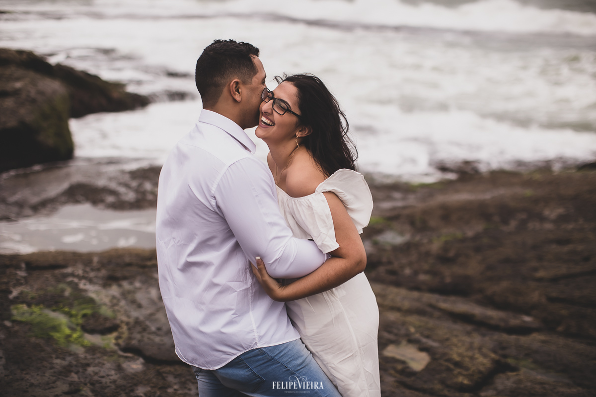 noiva sorrindo em ensaio pré wedding noivos de branco e jeans em Guarapari-ES