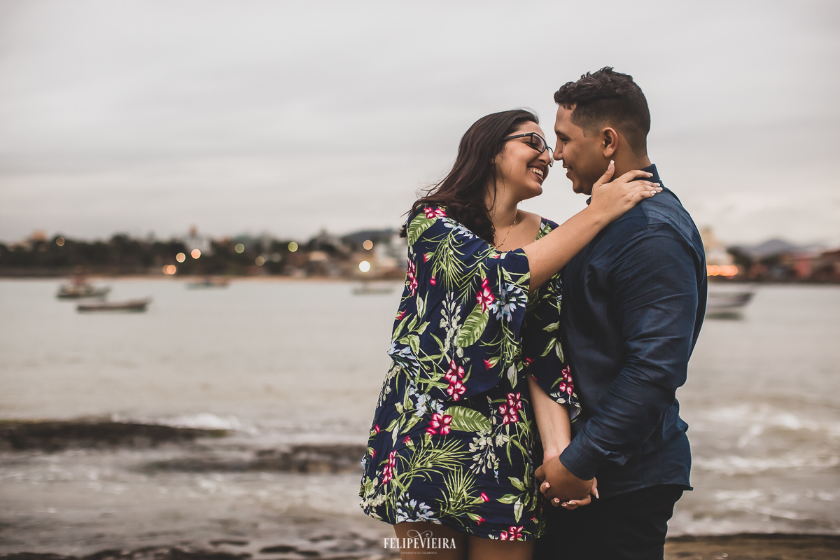 noiva olhando para noivo em ensaio pré wedding vestido estampado pria de Meaípe casal da Serra_ES