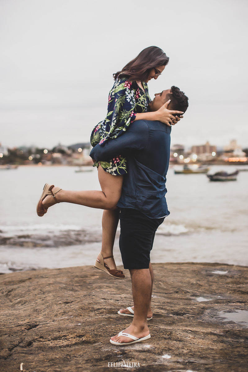 noivo da Serra-ES levanta noiva da Serra-ES  em ensaio pré casamento em Guarapari-ES