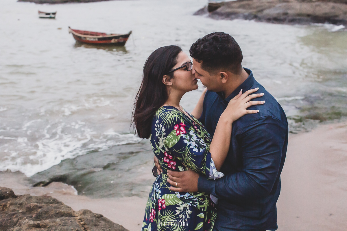 noivos da Serra-ES se beijando em praia em Guarapari-ES em ensaio pre casamento com barco do flamengo no fundo