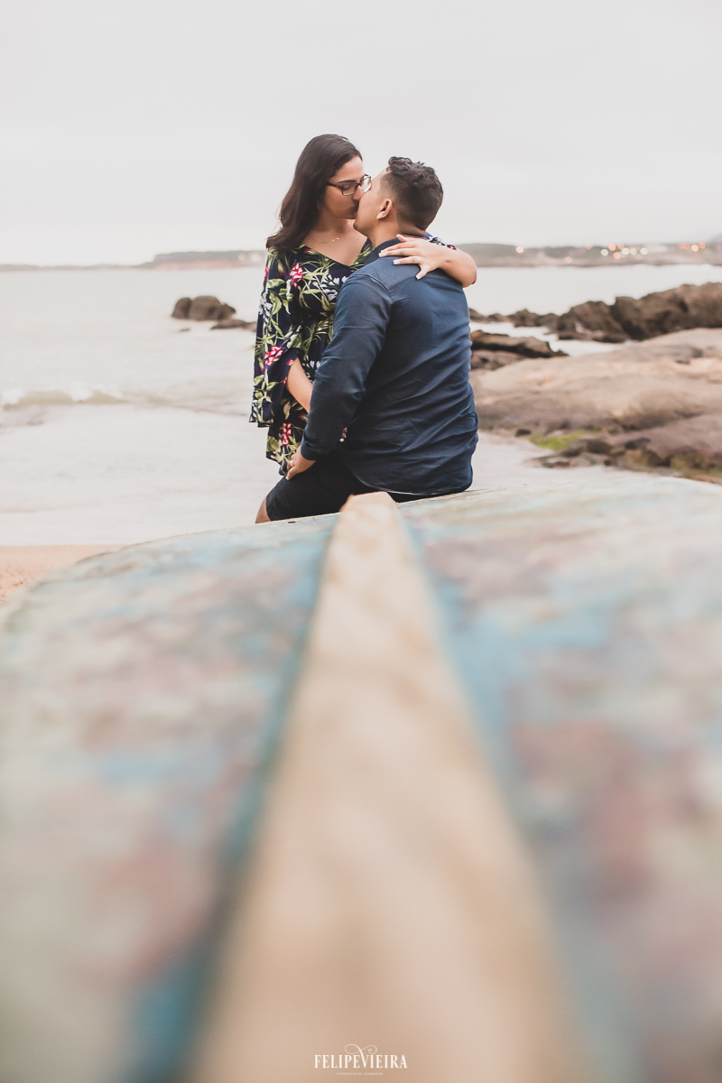 noivos sentados em barco em Meaípe-ES em ensaio pré casamento Serra-ES
