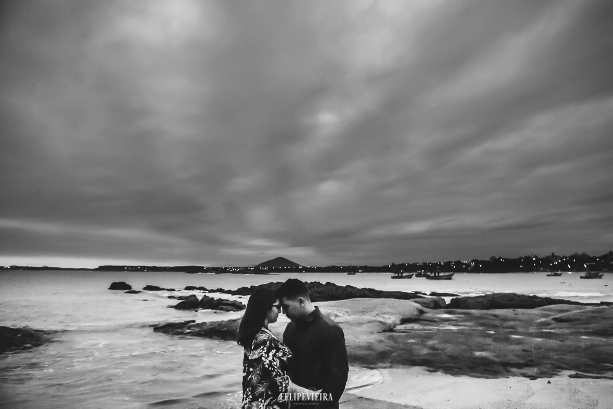 foto em preto e branco em ensaio de casal de noivos da Serra-ES em Meaípe Guarapari-ES ensaio pré wedding