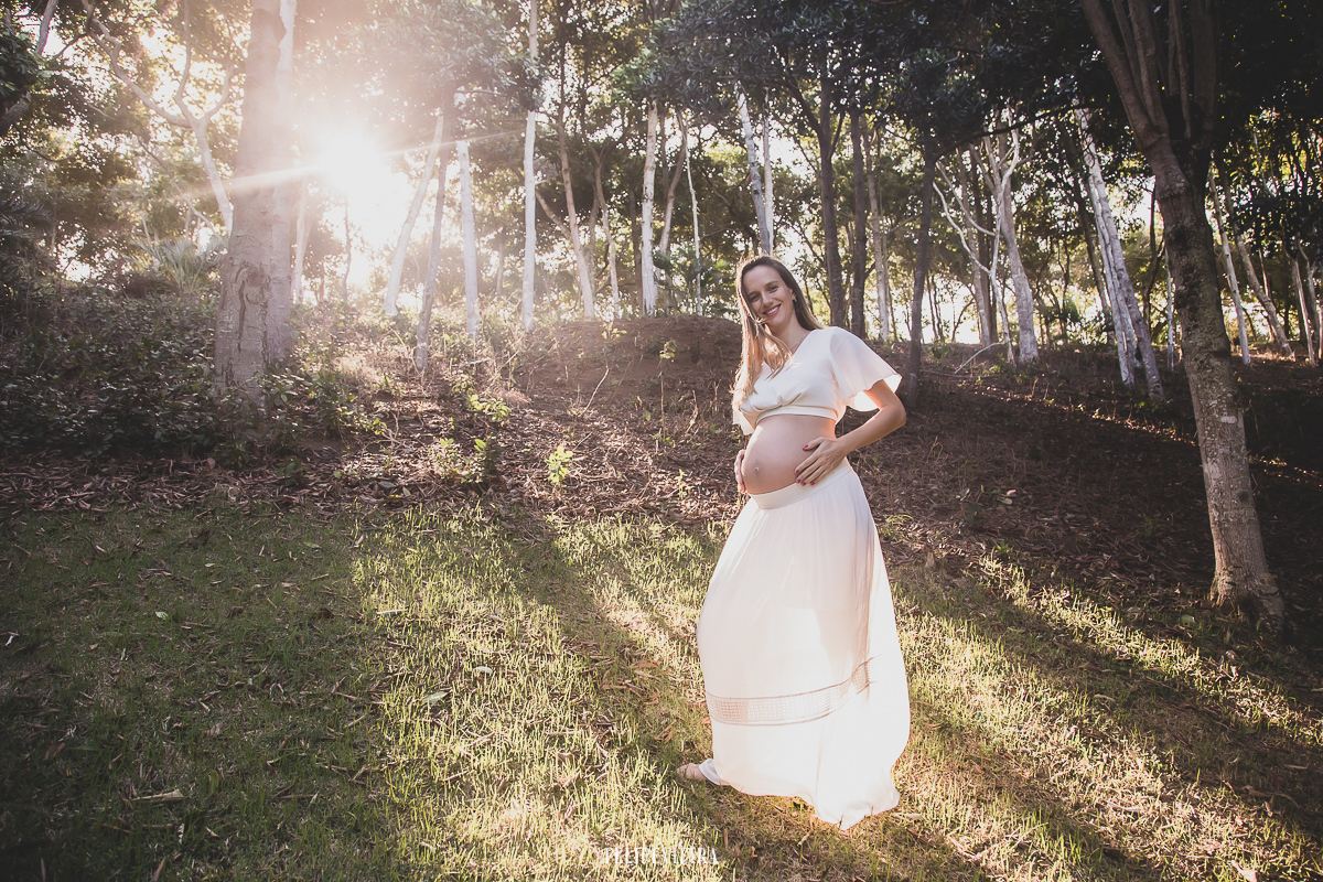 gestante Brenda de Guarapari na praia dos padres no 8 mês de gestação durante o por do sol em Meaípe