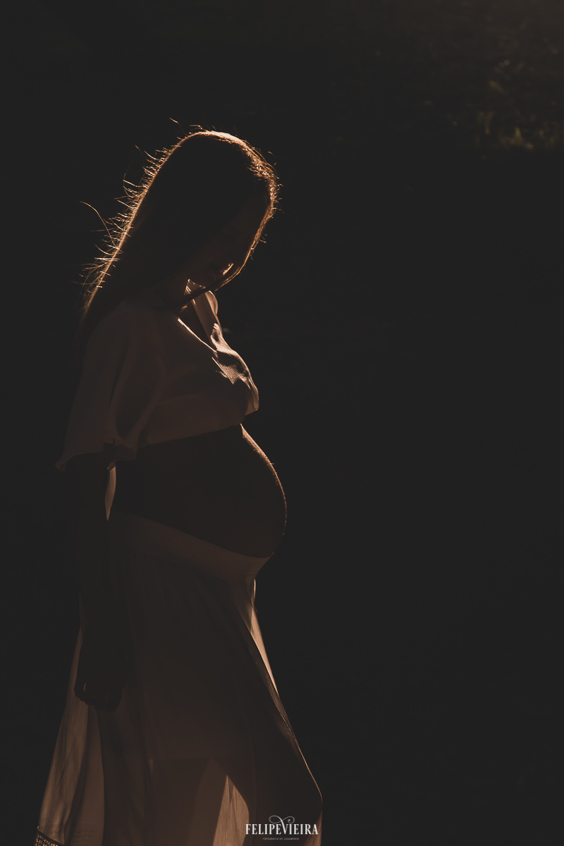 foto silhueta de gestante na praia de Guarapari roupa de grávida para ensaio fotográfico inspiração fotos gestante