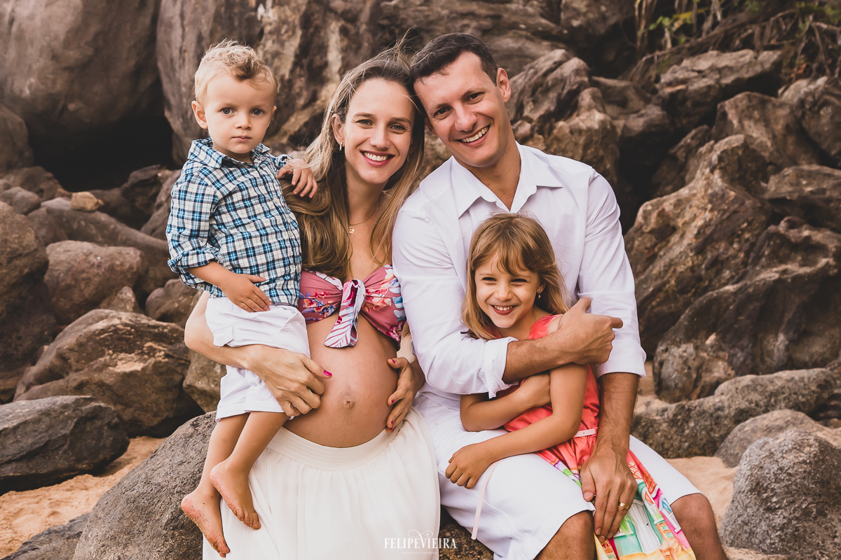 foto familia na praia ensaio familia em Guarapari gestante com os filhos 