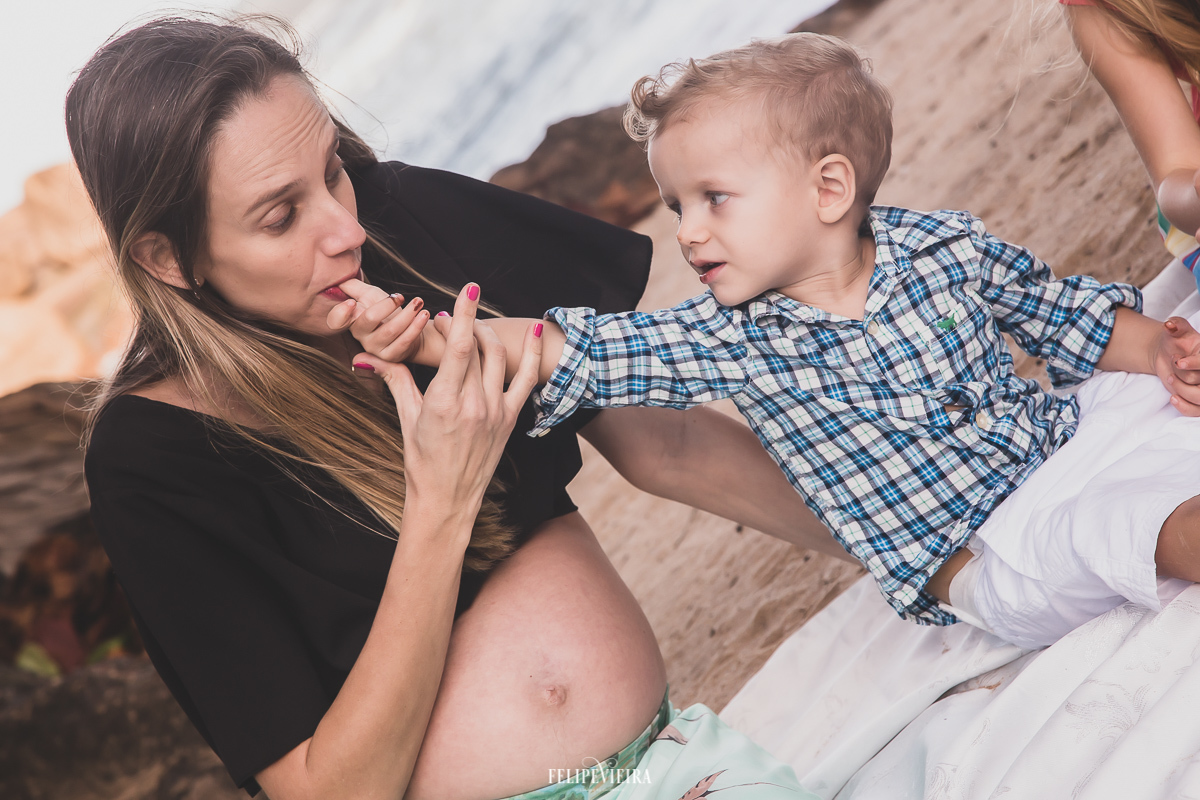 gestante em foto durante o ensaio na praia com o filho brincando gestante 33 semanas inspiração ensaio gravidez