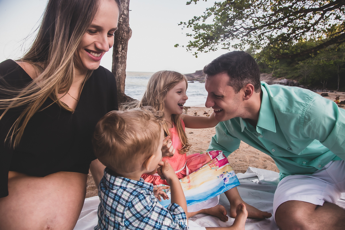 ensaio familia na praia em Guarapari brincando na praia ensaio grávida 