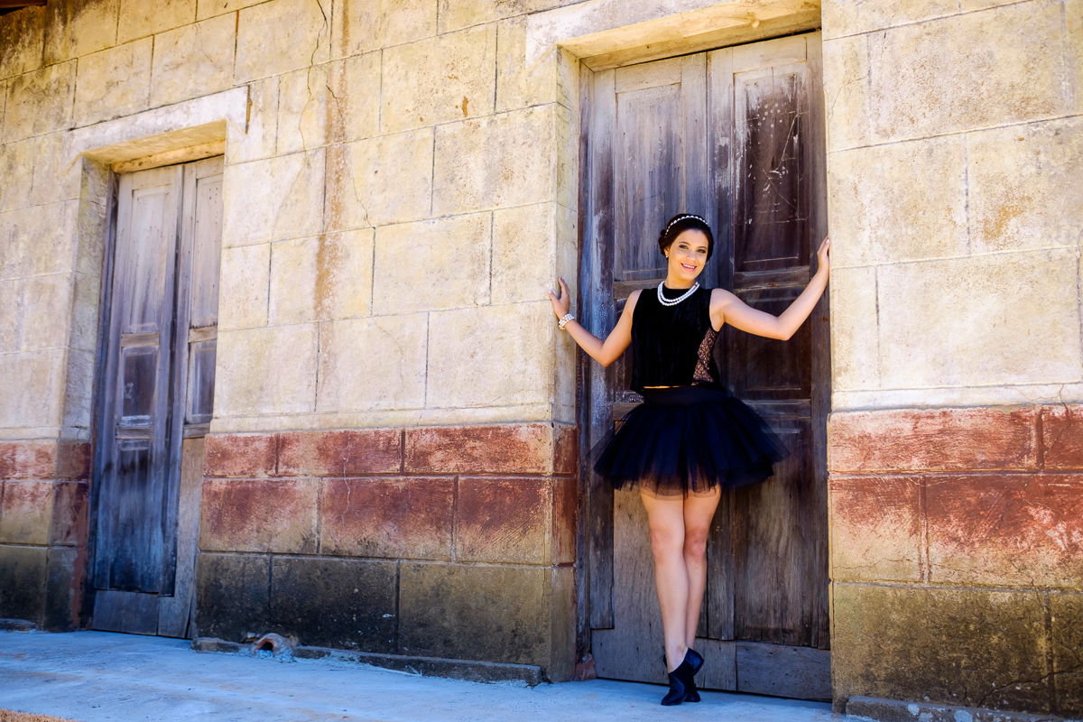 book Yasmin em Alfredo Chaves fotos Felipe Vieira Fotografo fotos na rua estação de trem 15 anos bailarina debutante