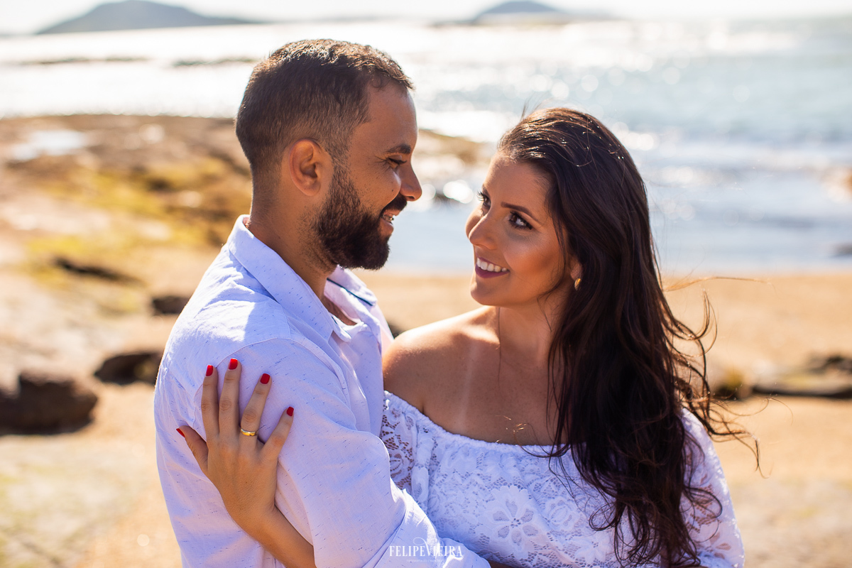 noivos na praia em Guarapari ensaio fotos antes do casamento