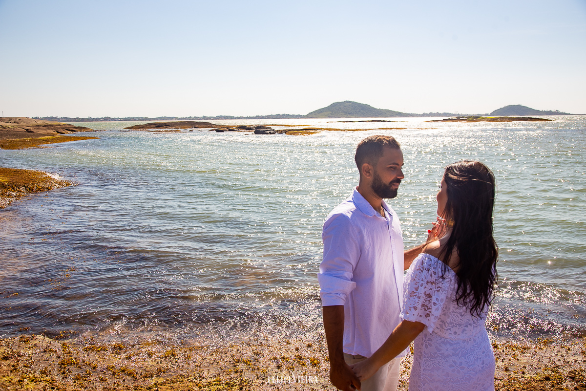 ensaio casal feito pela amanhã na praia em Guarapari