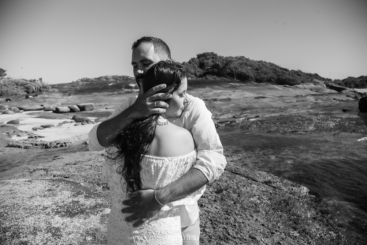 noivos de branco em foto preto e branco dia de sol ensaio fotográfico Felipe Vieira fotografia