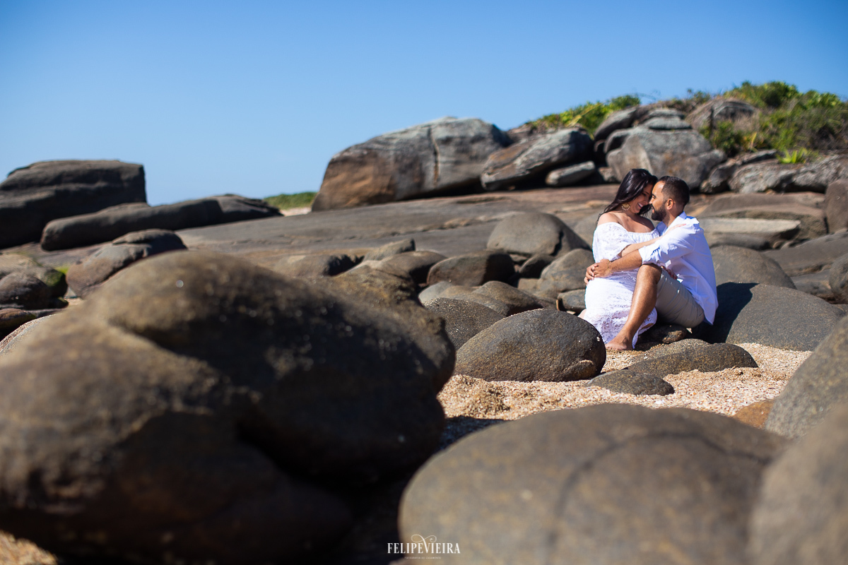 look de vestido branco da noiva na praia em Guarapari fotografo Felipe Vieira 