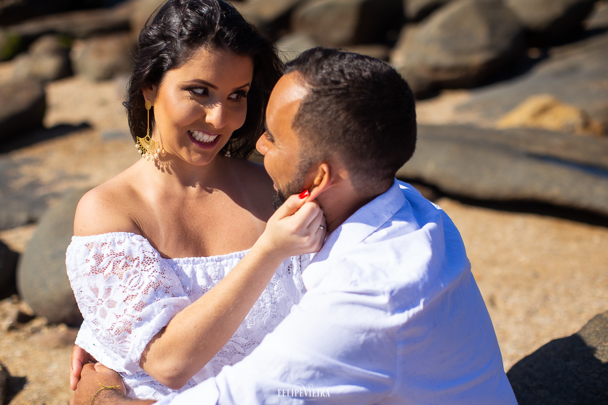 noiva brinca com noivo ensaio pré casamento na praia em Guarapari 