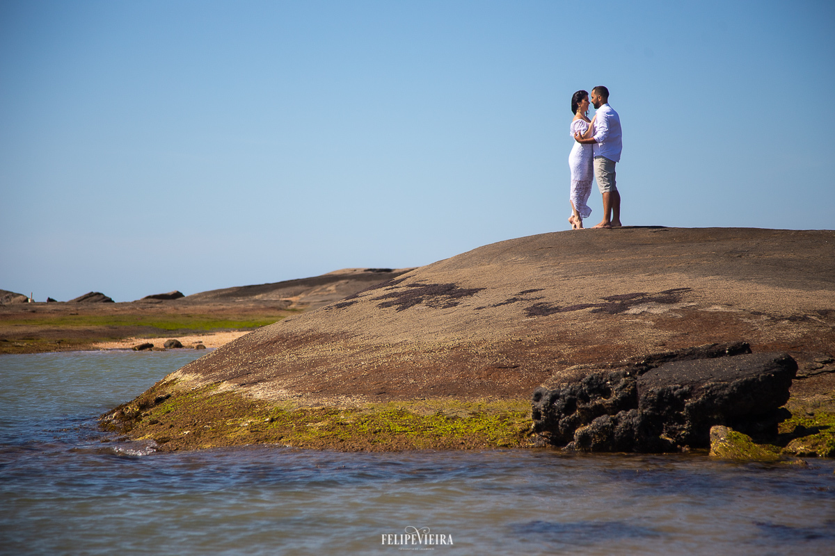 noiva e noiva na praia aguas claras  céu azul em Guarapari-ES sessão de fotos antes do casamento