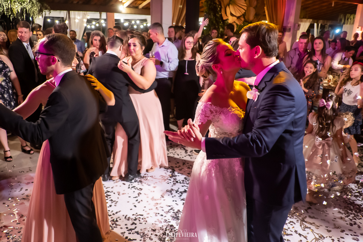 pista de dança com os noivos de Alfredo Chaves se beijando 