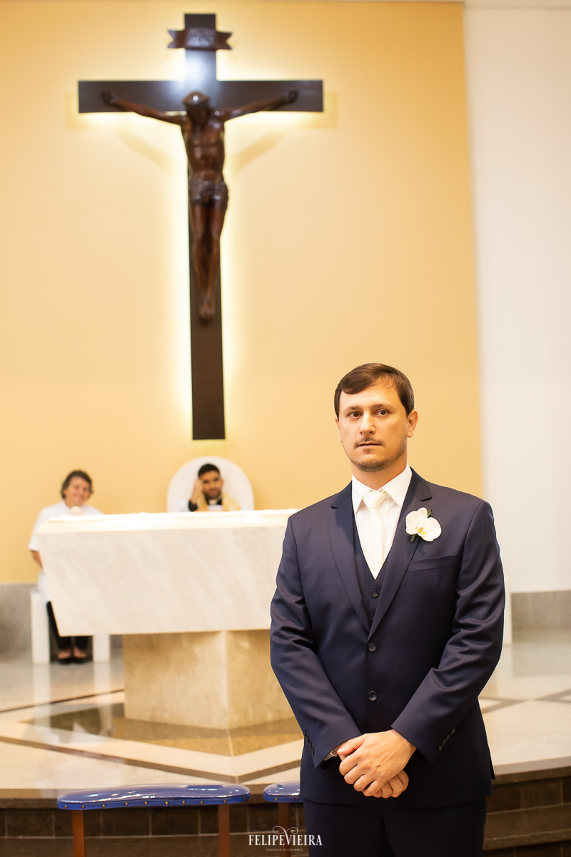 noivo no altar esperando a noiva
