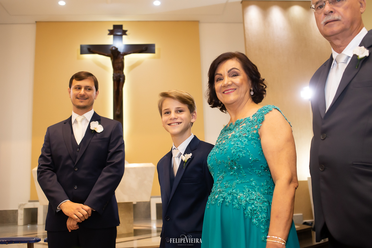 noivo e filho da noiva vendo a noiva entrando na igreja