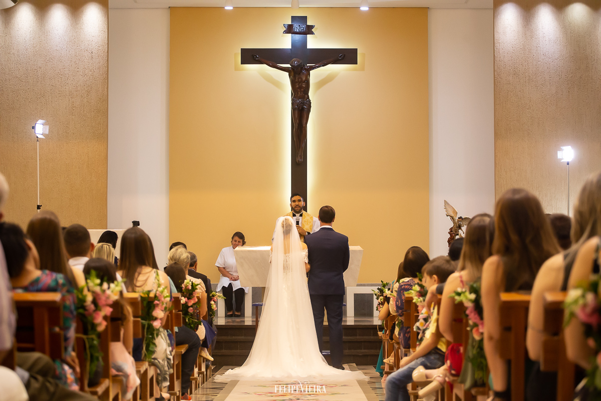noivo no altas com cruz no fundo casamento na Matriz em Alfredo Chaves