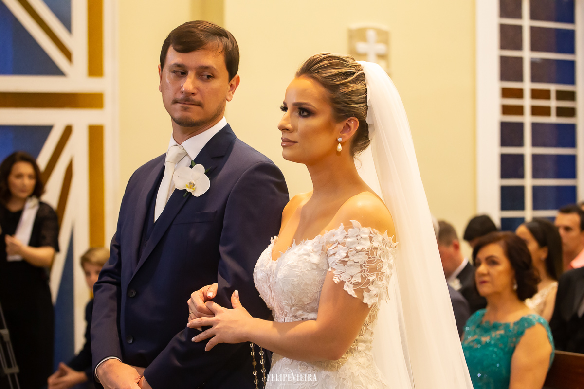 noivo olhando para a noiva durante cerimônia em Alfredo Chaves