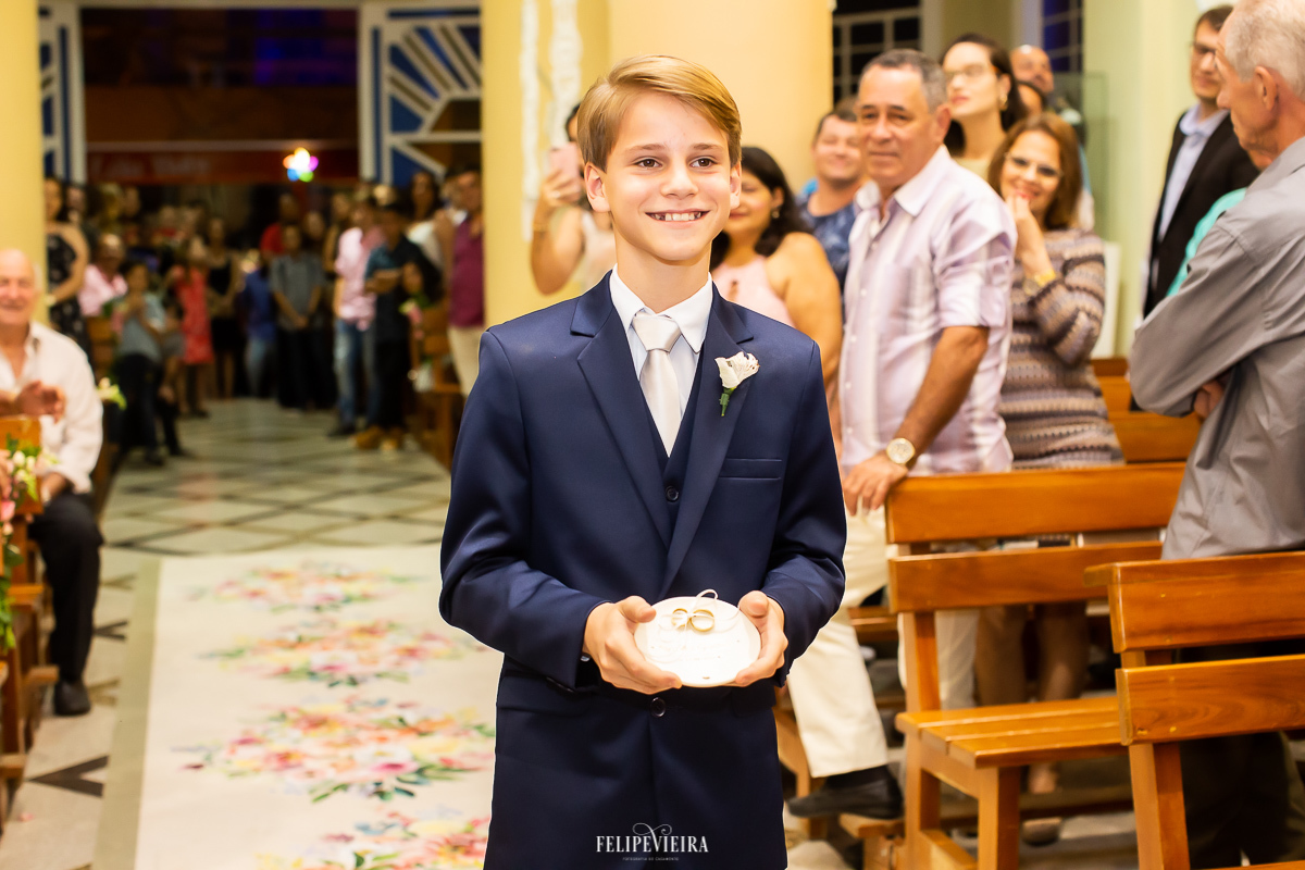 entrada das alianças com o filhos noivos em casamento em Alfredo Chaves