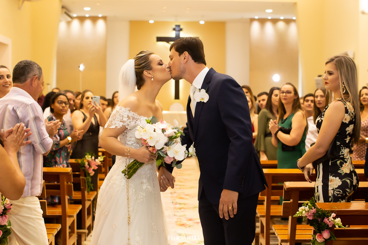 noivos se beijando na saida da igreja em casamento em Alfredo Chaves
