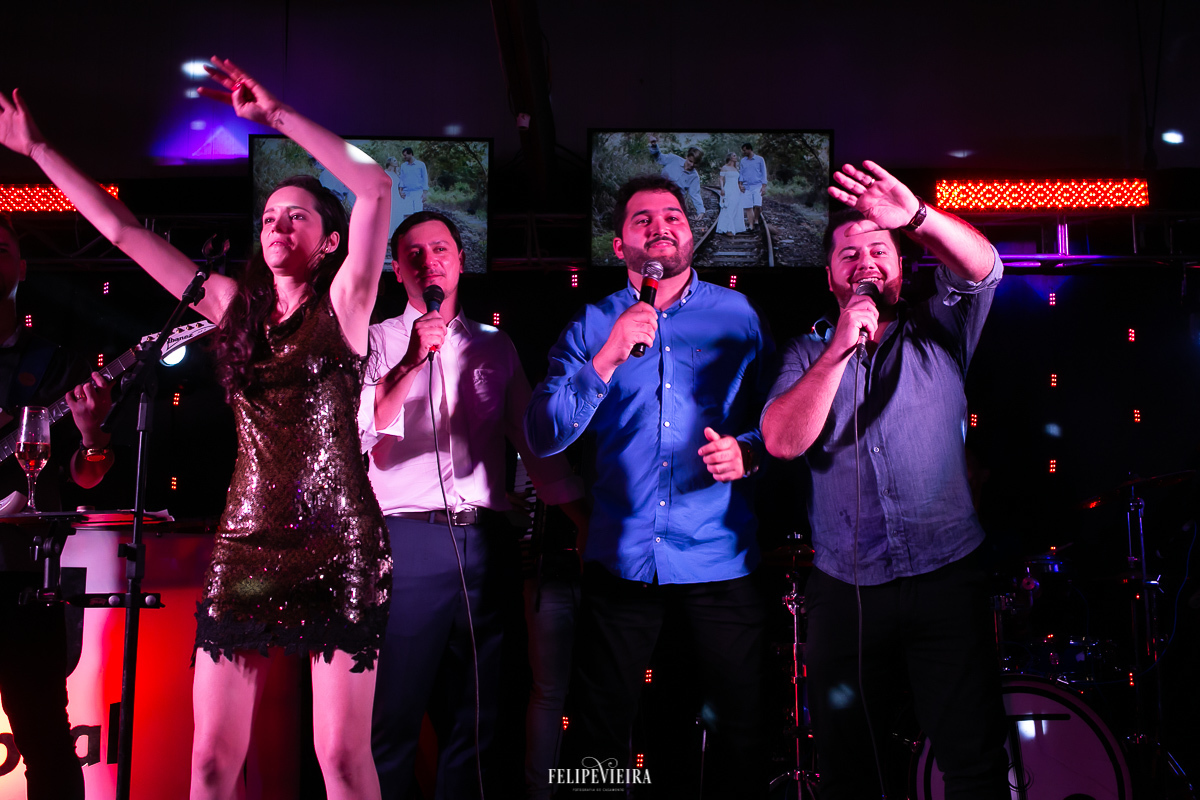 noivo no palco cantando com amigos e padrinhos festa de casamento em Alfredo Chaves