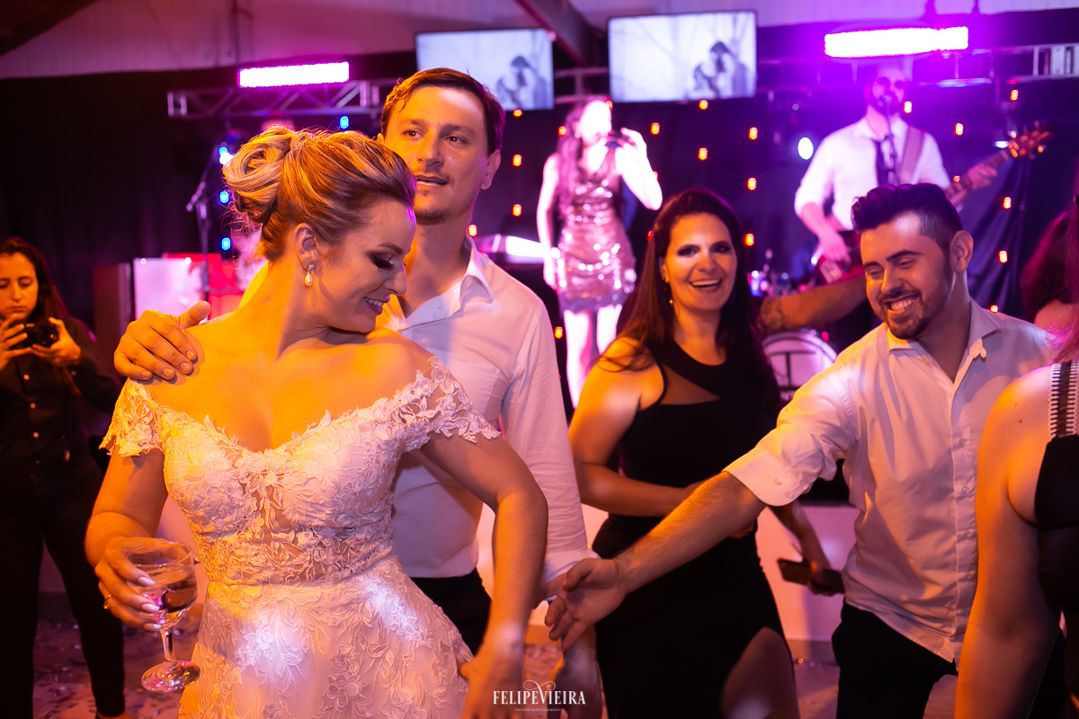 noivos dançando com amigos pista de dança casamentos em Alfredo Chaves