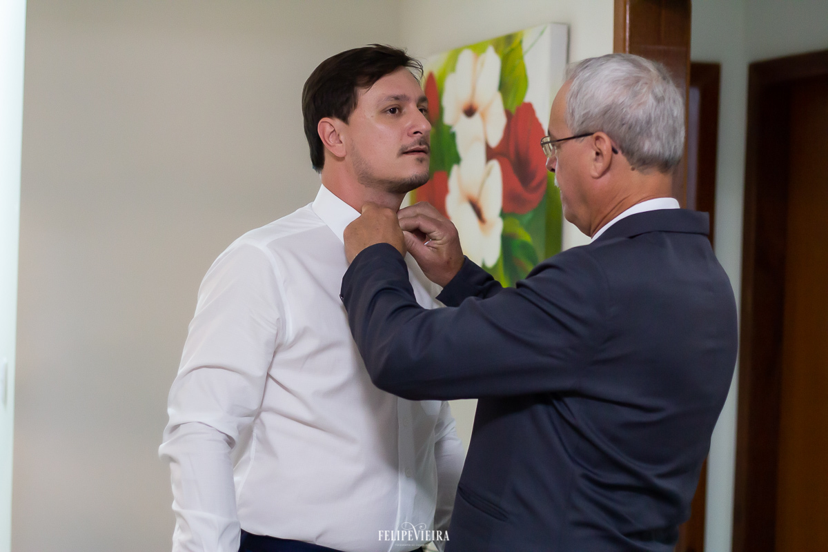 pai do noivo com o noivo ajunado a se arrumar making of do noivo