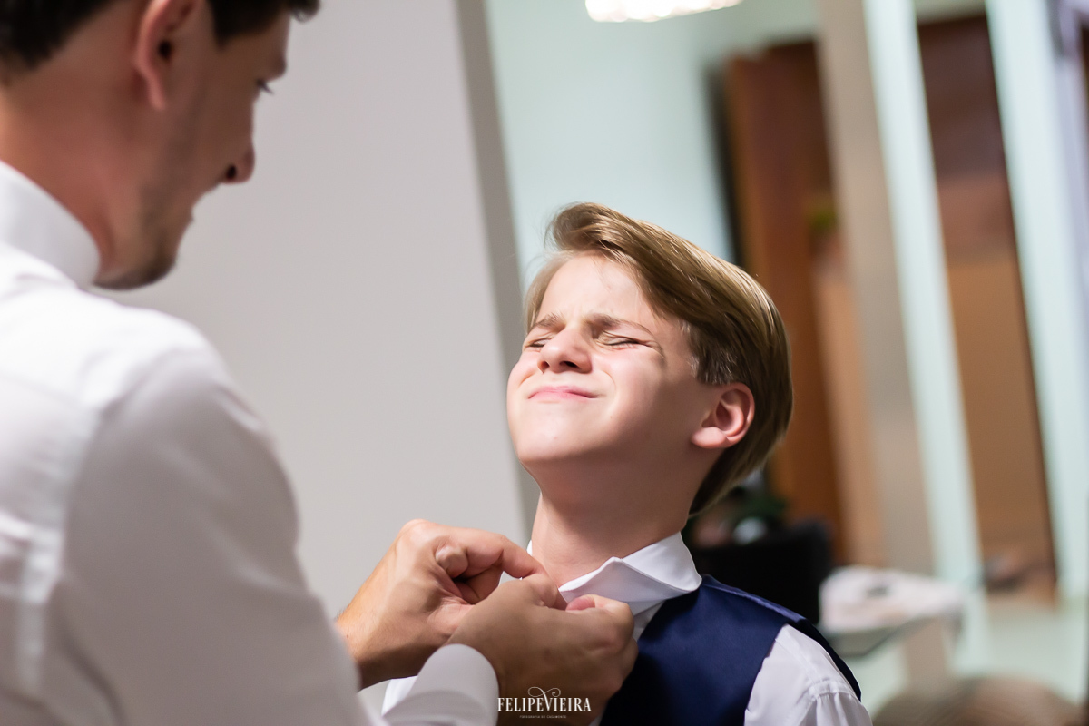 Noivo ajudando o filho se arrumar