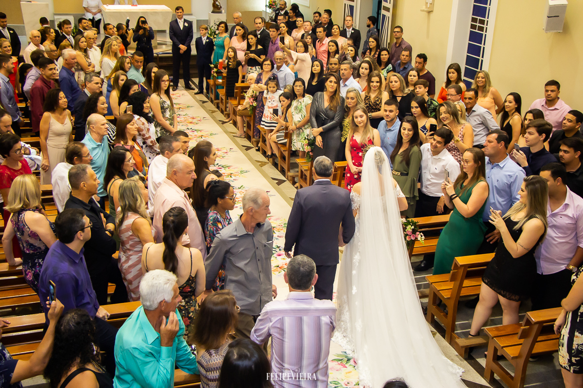 noiva entrando na igreja com véu longo na matriz em Alfredo Chaves