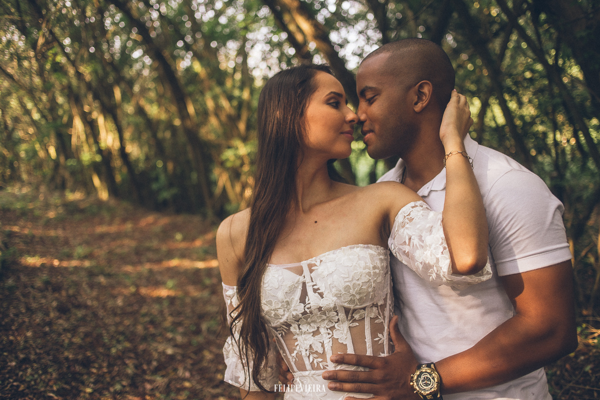 Noivos se olhando em foto do ensaio pré casamento em Anchieta