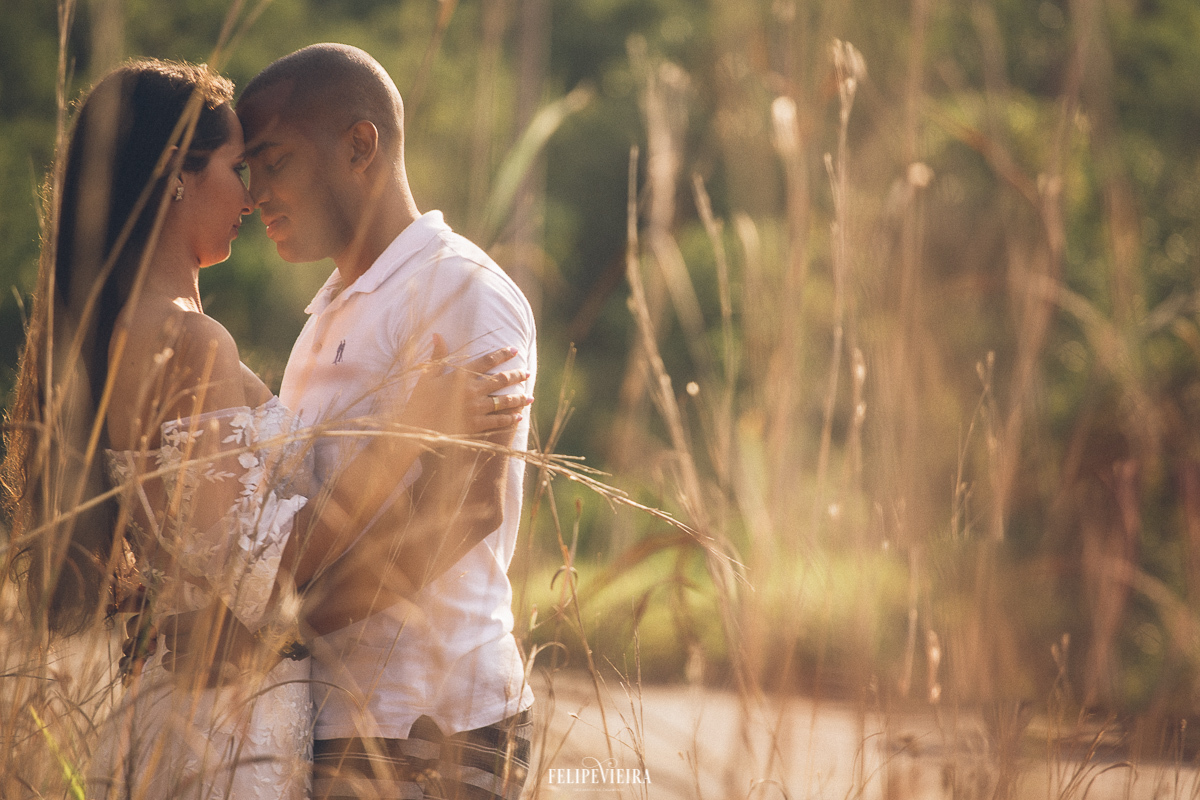 noivos em Anchieta na beira da estrada com matos na frente fotografia de casamento em Anchieta e Guarapari