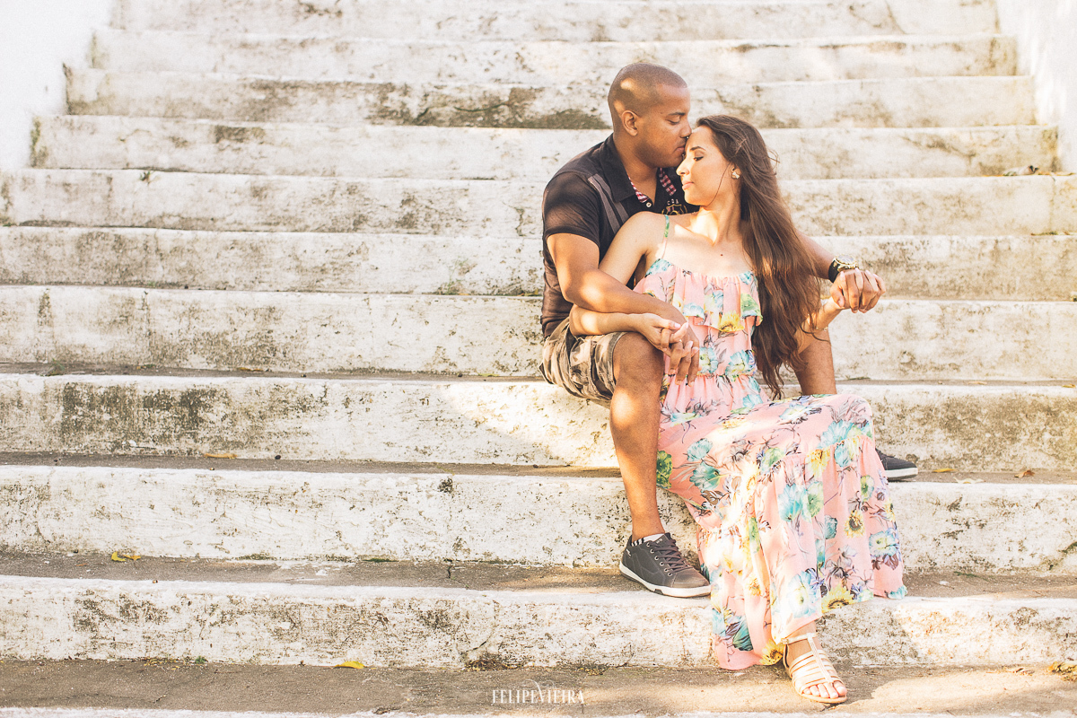 noivos sentados na escadaria da igreja em Anchieta