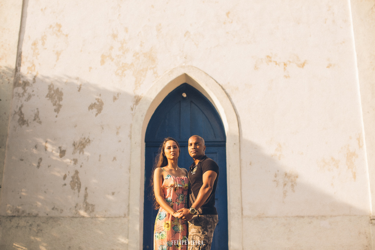noivos na frente de uma igreja em ensaio pré casamento em Guarapari-ES