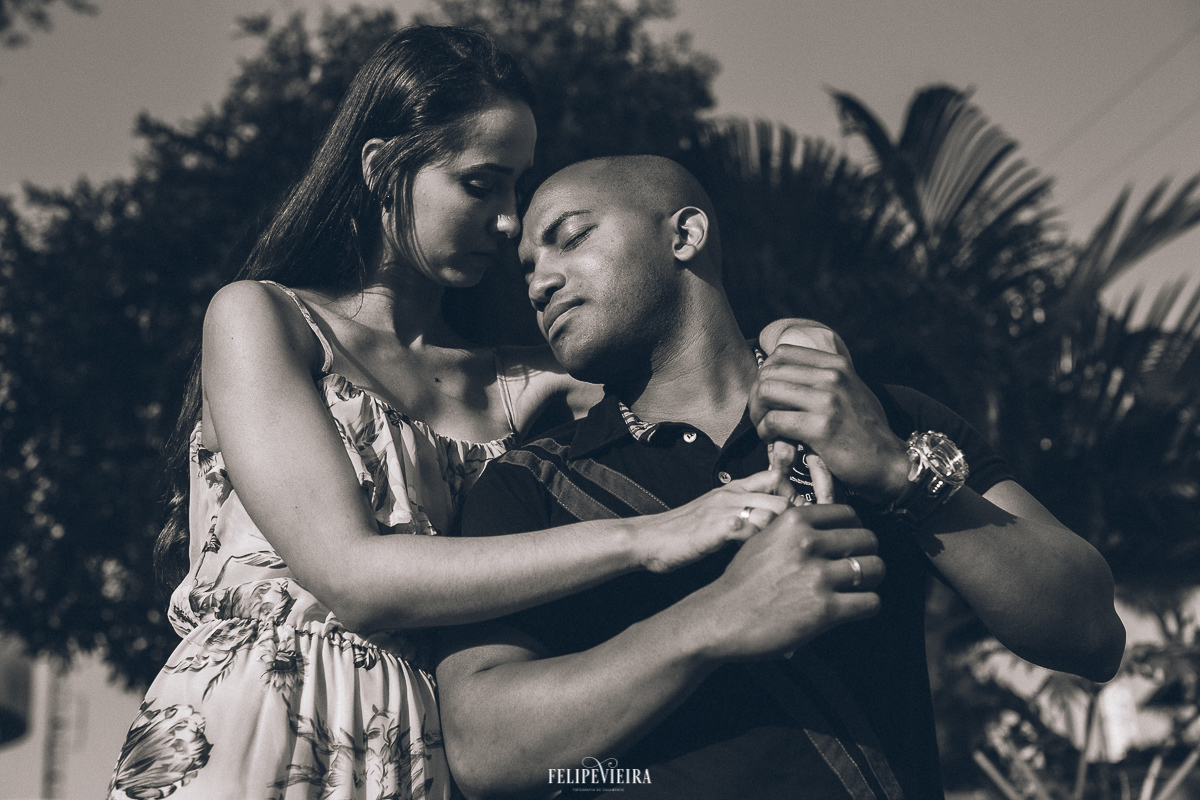 foto em preto e branco de noivos em ensaio pré´casamento em Anchieta